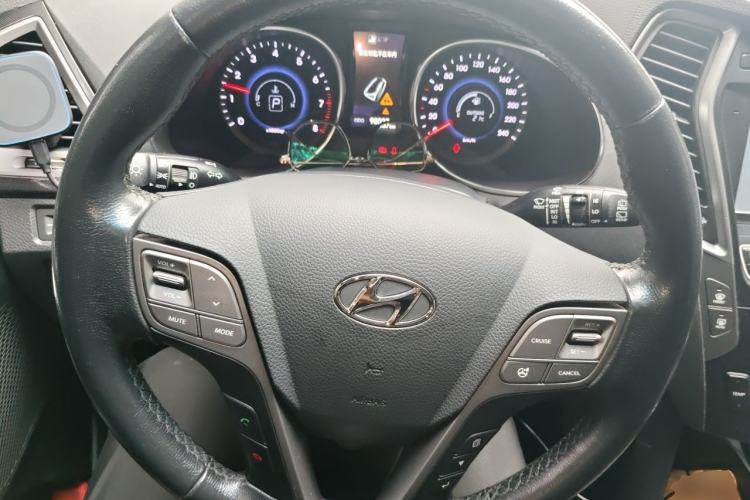 Used Hyundai Santa Fe 2015 2.4L Automatic Two-Wheel Drive Smart Version 5 Seats Steering Wheel