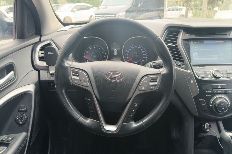 Used Hyundai Santa Fe 2015 2.4L Automatic Two-Wheel Drive Smart Version 5 Seats Steering Wheel