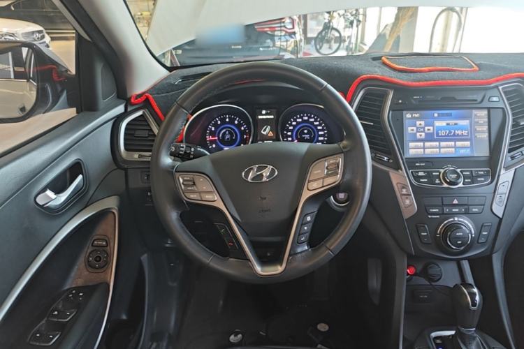 Used Hyundai Santa Fe 2015 2.4L Automatic All-Wheel Drive Smart Version 5 Seats Steering Wheel