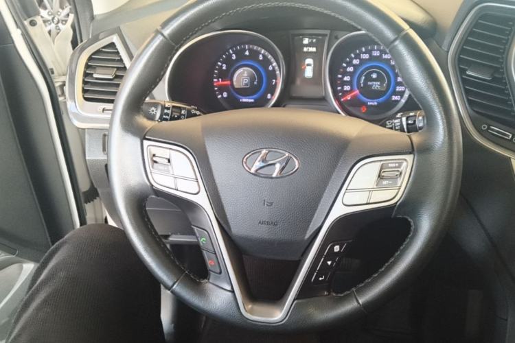 Used Hyundai Santa Fe 2015 2.0T Automatic Two-Wheel Drive Smart Version 5 Seats Steering Wheel
