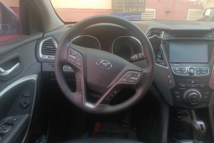 Used Hyundai Santa Fe 2015 2.0T Automatic Two-Wheel Drive Smart Version 5 Seats Steering Wheel