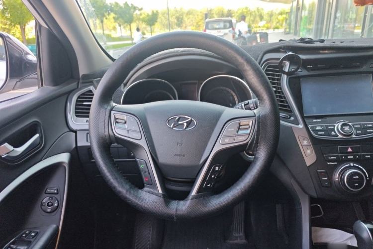 Used Hyundai Santa Fe 2015 2.0T Automatic All-Wheel Drive Smart Version 5 Seats Steering Wheel