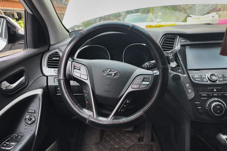 Used Hyundai Santa Fe 2015 2.4L Automatic Two-Wheel Drive Smart Version 5 Seats Steering Wheel
