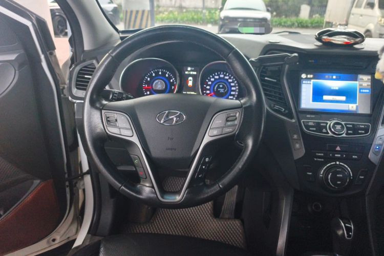 Used Hyundai Santa Fe 2015 2.0T Automatic Two-Wheel Drive Smart Version 5 Seats Steering Wheel