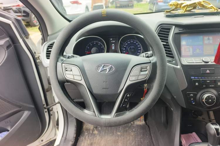 Used Hyundai Santa Fe 2015 2.0T Automatic Two-Wheel Drive Comfort Version 5 Seats Steering Wheel