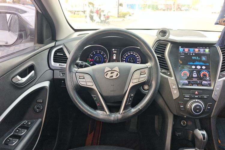 Used Hyundai Santa Fe 2015 2.0T Automatic Two-Wheel Drive Smart Version 5 Seats Steering Wheel