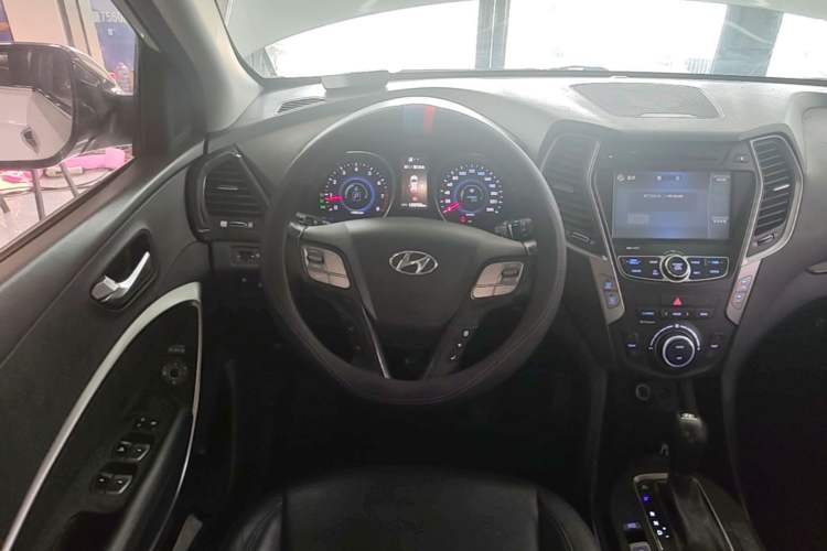 Used Hyundai Santa Fe 2015 2.0T Automatic Two-Wheel Drive Smart Version 5 Seats Steering Wheel