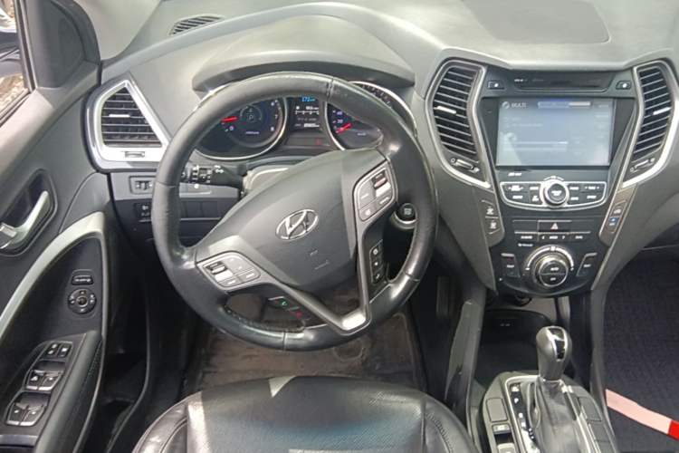 Used Hyundai Santa Fe 2015 2.4L Automatic Two-Wheel Drive Smart Version 5 Seats Steering Wheel