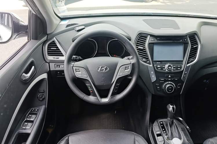 Used Hyundai Santa Fe 2015 2.4L Automatic All-Wheel Drive Smart Version 5 Seats Steering Wheel