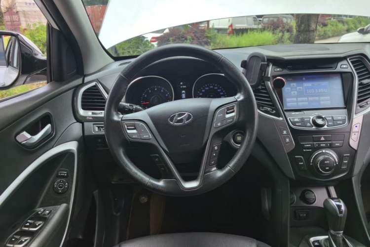 Used Hyundai Santa Fe 2015 2.0T Automatic Two-Wheel Drive Smart Version 5 Seats Steering Wheel