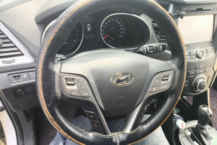Used Hyundai Santa Fe 2015 2.4L Automatic Two-Wheel Drive Smart Version 5 Seats Steering Wheel
