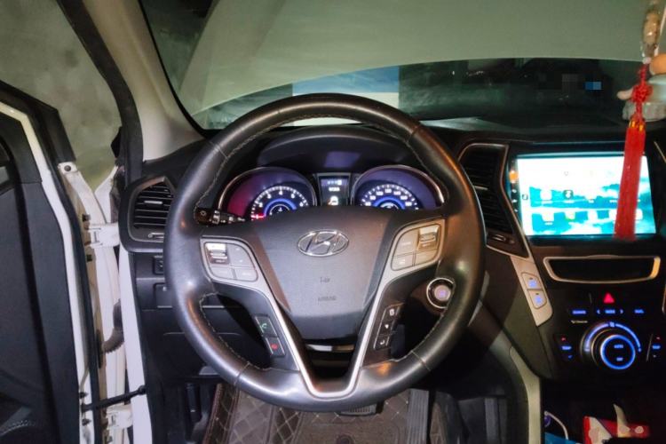 Used Hyundai Santa Fe 2015 2.4L Automatic Two-Wheel Drive Smart Version 5 Seats Steering Wheel