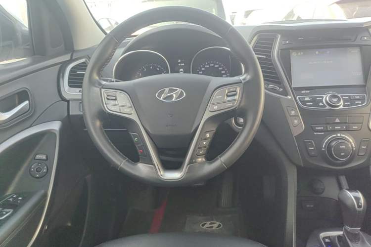 Used Hyundai Santa Fe 2015 2.4L Automatic All-Wheel Drive Smart Version 5 Seats Steering Wheel