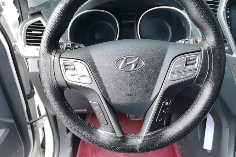 Used Hyundai Santa Fe 2015 2.4L Automatic Two-Wheel Drive Smart Version 5 Seats Steering Wheel