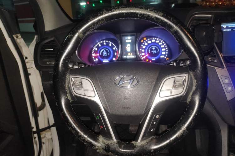 Used Hyundai Santa Fe 2015 2.4L Automatic Two-Wheel Drive Smart Version 5 Seats Steering Wheel