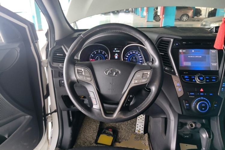 Used Hyundai Santa Fe 2015 2.0T Automatic Two-Wheel Drive Smart Version 5 Seats Steering Wheel