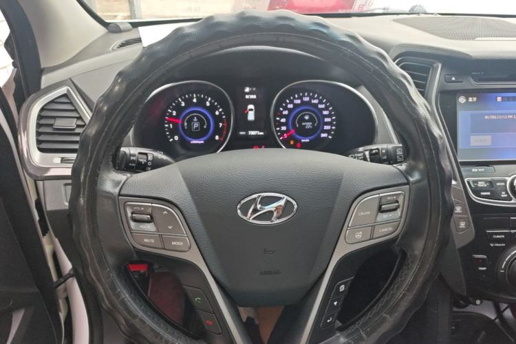 Used Hyundai Santa Fe 2015 2.4L Automatic Two-Wheel Drive Smart Version 5 Seats Steering Wheel