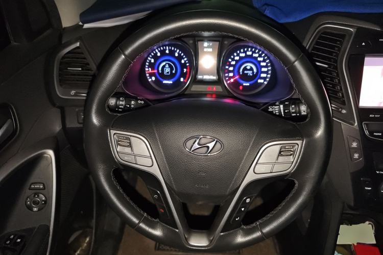 Used Hyundai Santa Fe 2015 2.0T Automatic Two-Wheel Drive Smart Version 5 Seats Steering Wheel