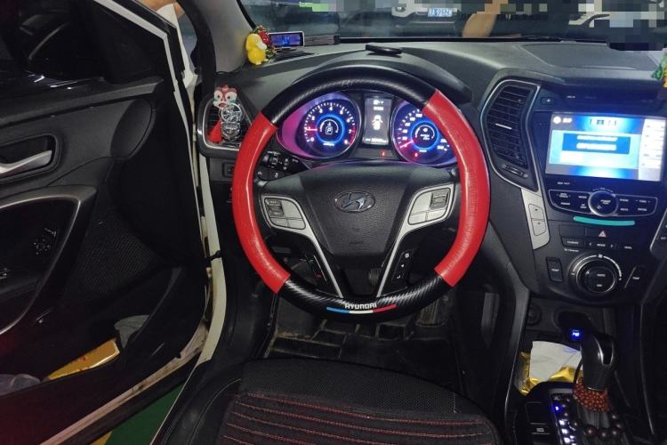 Used Hyundai Santa Fe 2015 2.4L Automatic Two-Wheel Drive Smart Version 5 Seats Steering Wheel