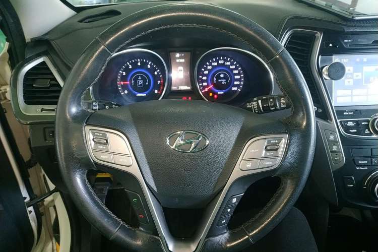 Used Hyundai Santa Fe 2015 2.0T Automatic 4x4 Smart 7-Seater Steering Wheel