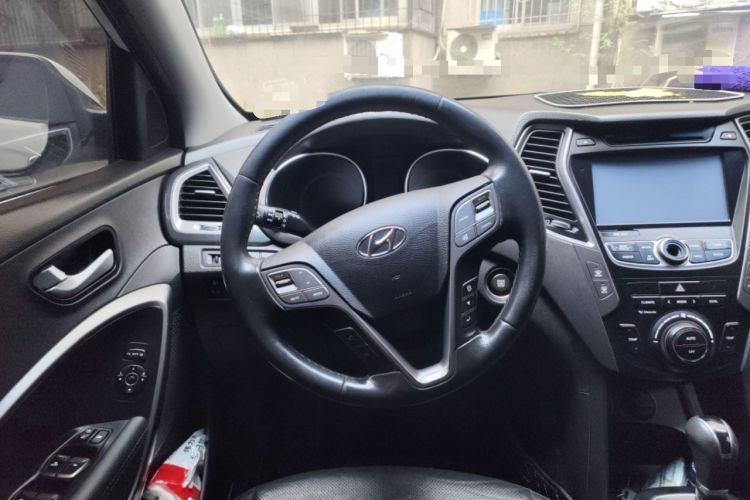 Used Hyundai Santa Fe 2015 2.0T Automatic Two-Wheel Drive Smart Version 5 Seats Steering Wheel