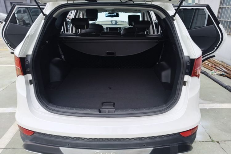 Used Hyundai Santa Fe 2015 2.4L Automatic Two-Wheel Drive Smart Version 5 Seats Trunk