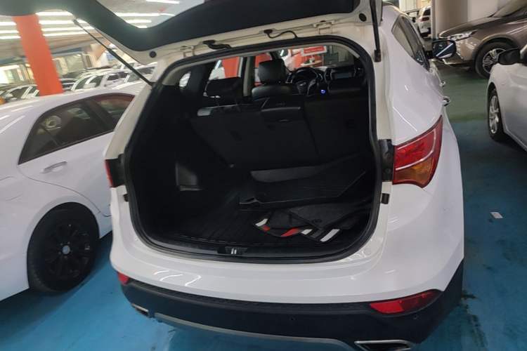 Used Hyundai Santa Fe 2015 2.4L Automatic All-Wheel Drive Smart Version 5 Seats Trunk