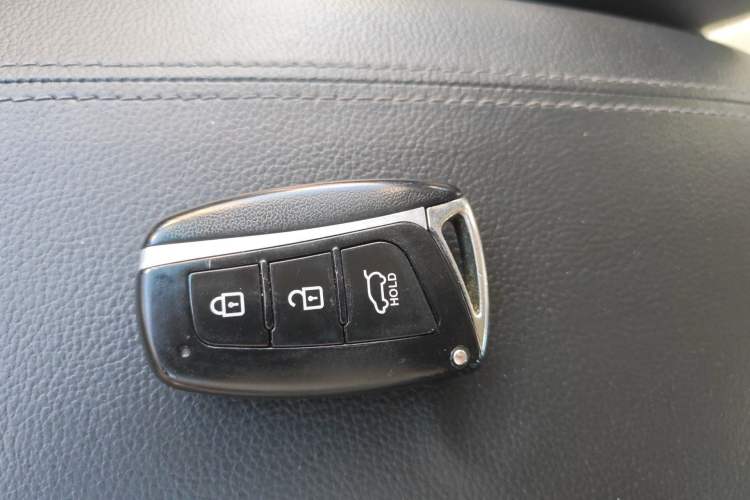 Used Hyundai Santa Fe 2015 2.0T Automatic Two-Wheel Drive Smart Version 5 Seats Vehicle Key