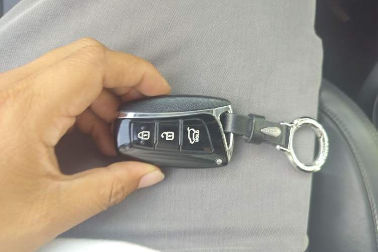Used Hyundai Santa Fe 2015 2.4L Automatic Two-Wheel Drive Smart Version 5 Seats Vehicle Key