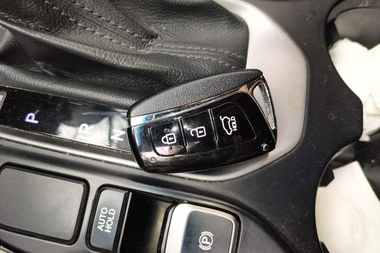 Used Hyundai Santa Fe 2015 2.0T Automatic Two-Wheel Drive Smart Version 5 Seats Vehicle Key