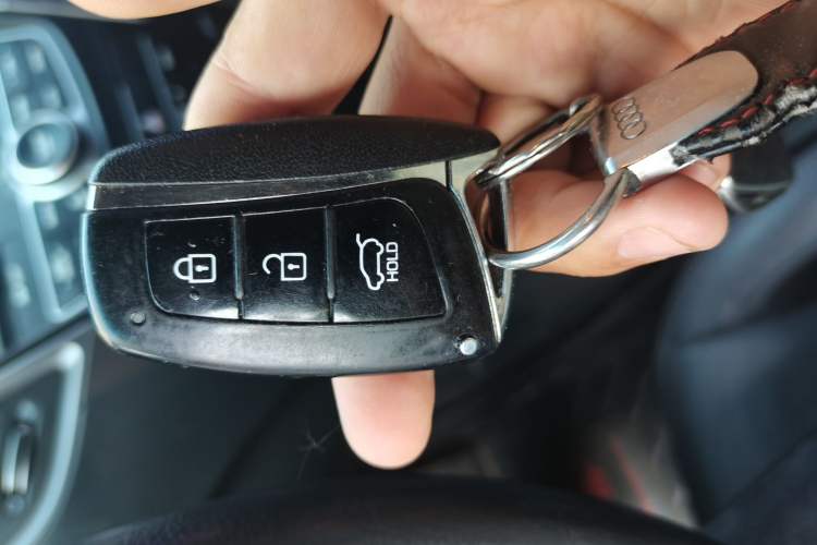 Used Hyundai Santa Fe 2015 2.4L Automatic All-Wheel Drive Smart Version 5 Seats Vehicle Key