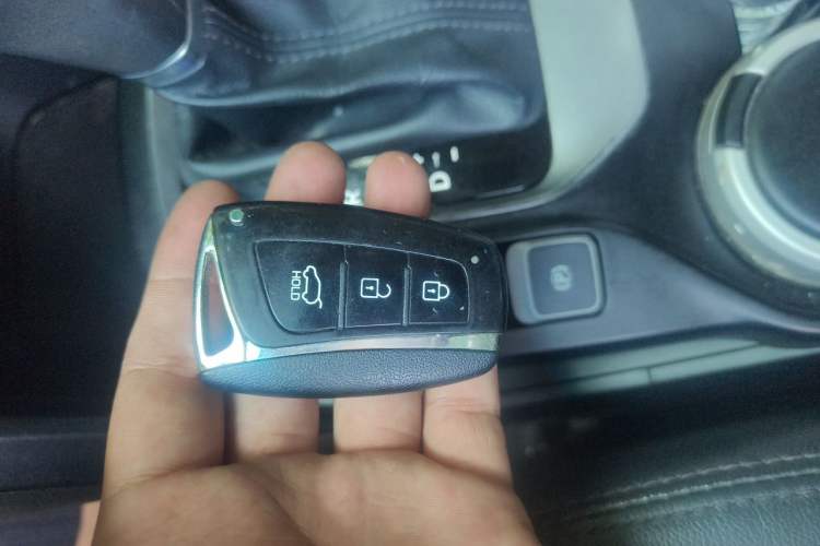 Used Hyundai Santa Fe 2015 2.0T Automatic Two-Wheel Drive Smart Version 5 Seats Vehicle Key