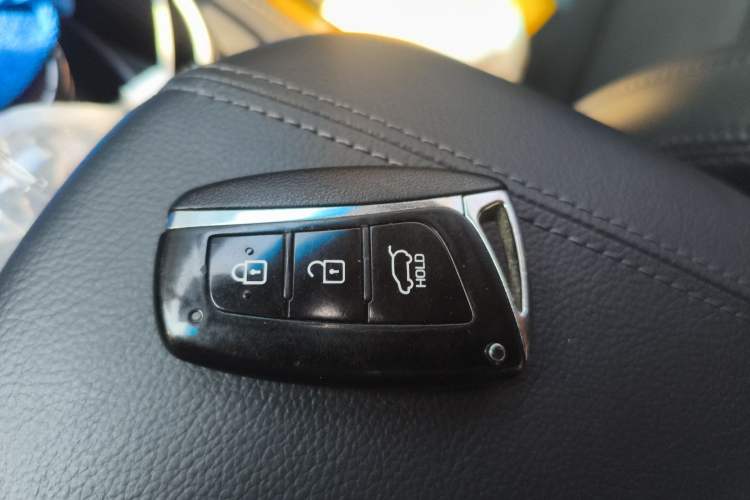 Used Hyundai Santa Fe 2015 2.0T Automatic Two-Wheel Drive Smart Version 5 Seats Vehicle Key