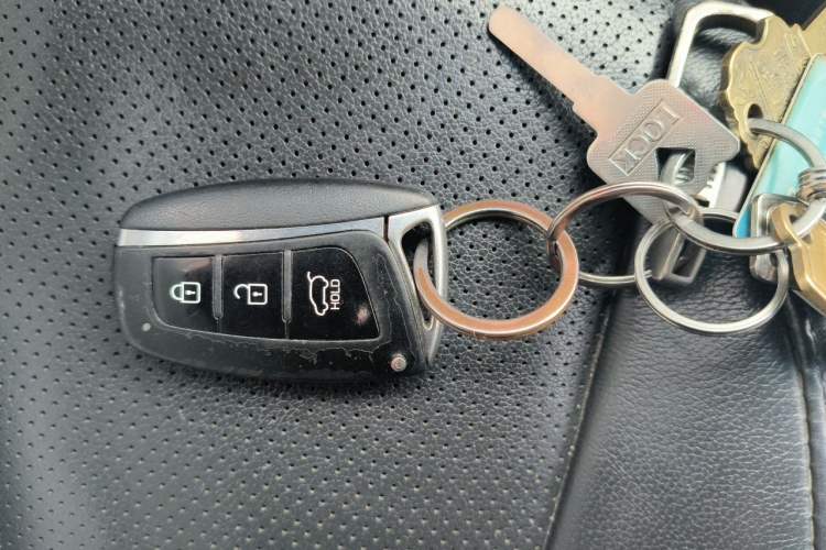Used Hyundai Santa Fe 2015 2.4L Automatic Two-Wheel Drive Smart Version 5 Seats Vehicle Key