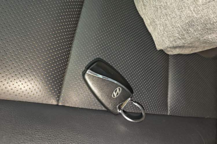Used Hyundai Santa Fe 2015 2.0T Automatic Two-Wheel Drive Smart Version 5 Seats Vehicle Key