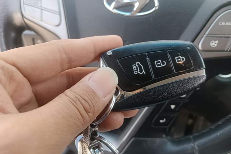 Used Hyundai Santa Fe 2015 2.0T Automatic Two-Wheel Drive Smart Version 5 Seats Vehicle Key