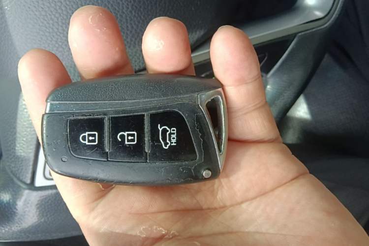 Used Hyundai Santa Fe 2015 2.4L Automatic Two-Wheel Drive Smart Version 5 Seats Vehicle Key