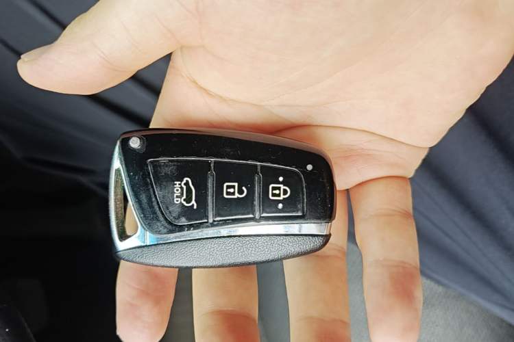 Used Hyundai Santa Fe 2015 2.4L Automatic All-Wheel Drive Smart Version 5 Seats Vehicle Key