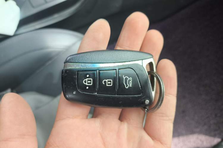 Used Hyundai Santa Fe 2015 2.4L Automatic Two-Wheel Drive Smart Version 5 Seats Vehicle Key