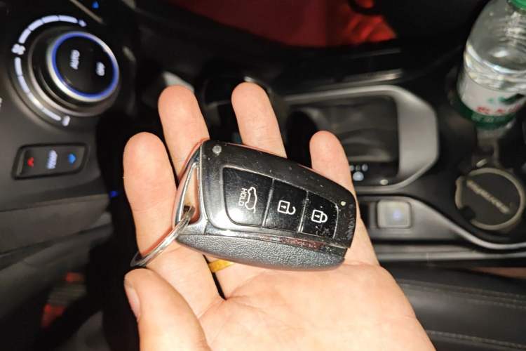 Used Hyundai Santa Fe 2015 2.0T Automatic 4x4 Smart 7-Seater Vehicle Key