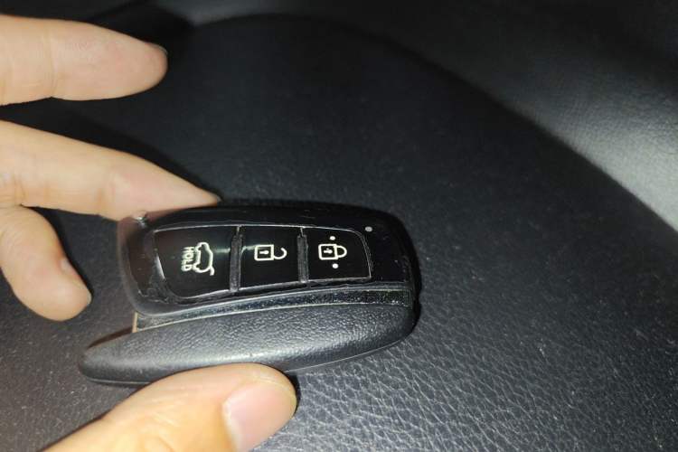 Used Hyundai Santa Fe 2015 2.4L Automatic Two-Wheel Drive Smart Version 5 Seats Vehicle Key