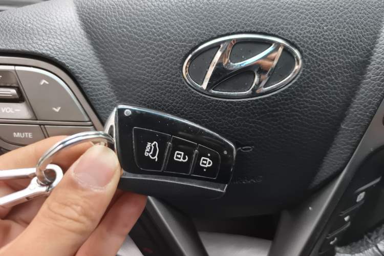 Used Hyundai Santa Fe 2015 2.4L Automatic Two-Wheel Drive Smart Version 5 Seats Vehicle Key