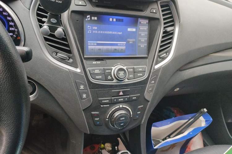 Used Hyundai Santa Fe 2015 2.0T Automatic Two-Wheel Drive Smart Version 5 Seats Audio And AC Panel