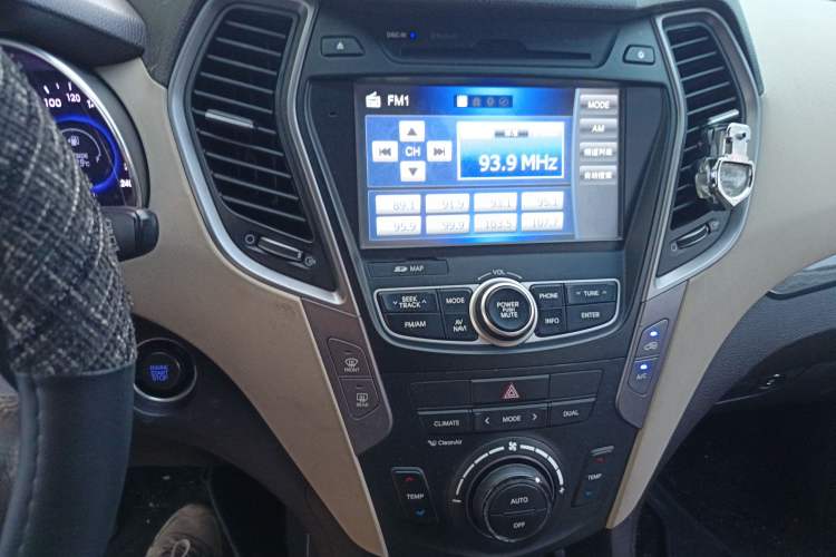 Used Hyundai Santa Fe 2015 2.0T Automatic All-Wheel Drive Smart Version 5 Seats Audio And AC Panel