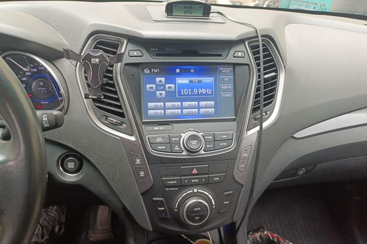 Used Hyundai Santa Fe 2015 2.0T Automatic Two-Wheel Drive Smart Version 5 Seats Audio And AC Panel