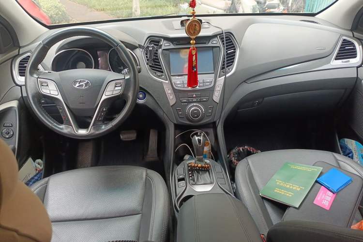Used Hyundai Santa Fe 2015 2.0T Automatic Two-Wheel Drive Smart Version 5 Seats Center Console