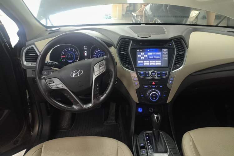Used Hyundai Santa Fe 2015 2.4L Automatic All-Wheel Drive Smart Version 5 Seats Center Console