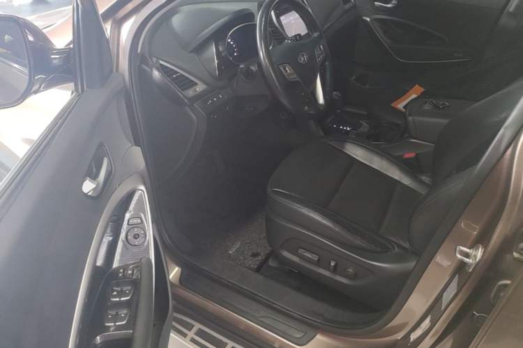 Used Hyundai Santa Fe 2015 2.0T Automatic 4x4 Smart 7-Seater Driver Seat