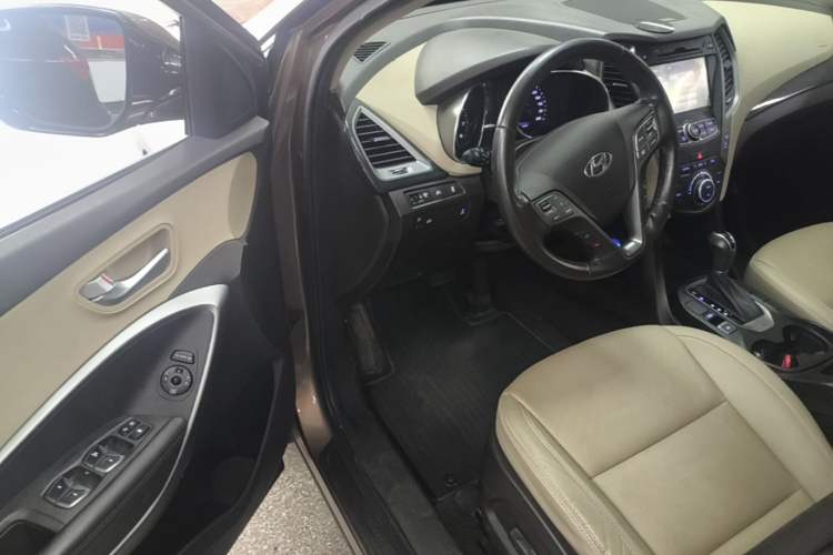 Used Hyundai Santa Fe 2015 2.4L Automatic All-Wheel Drive Smart Version 5 Seats Driver Seat