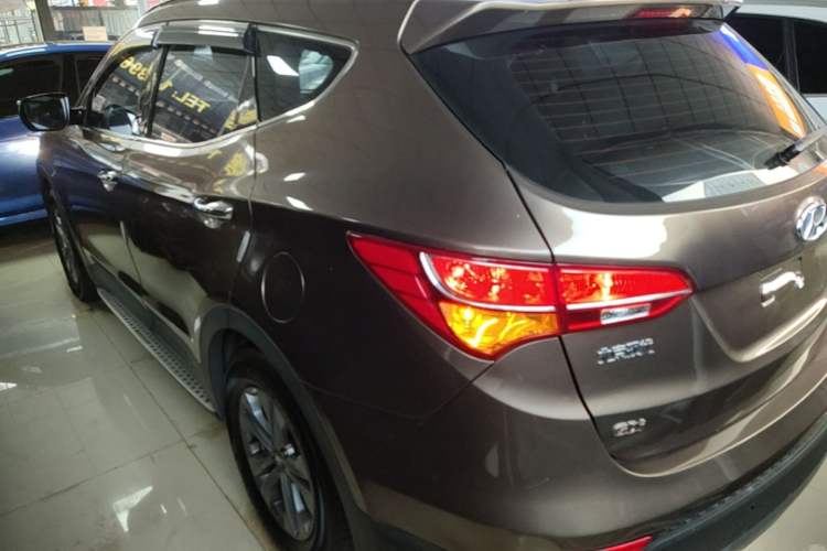 Used Hyundai Santa Fe 2015 2.4L Automatic Two-Wheel Drive Smart Version 5 Seats Exterior 2